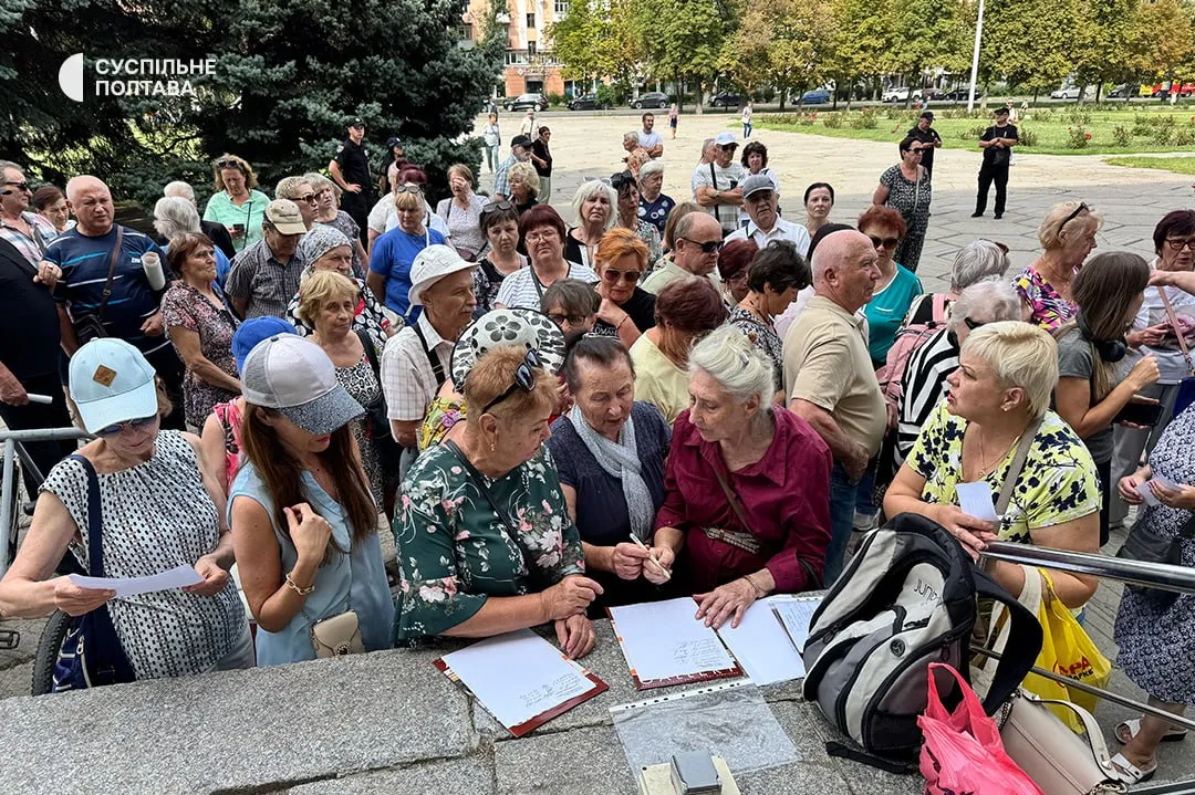 Близько сотні полтавців протестують проти підвищення тарифів на воду