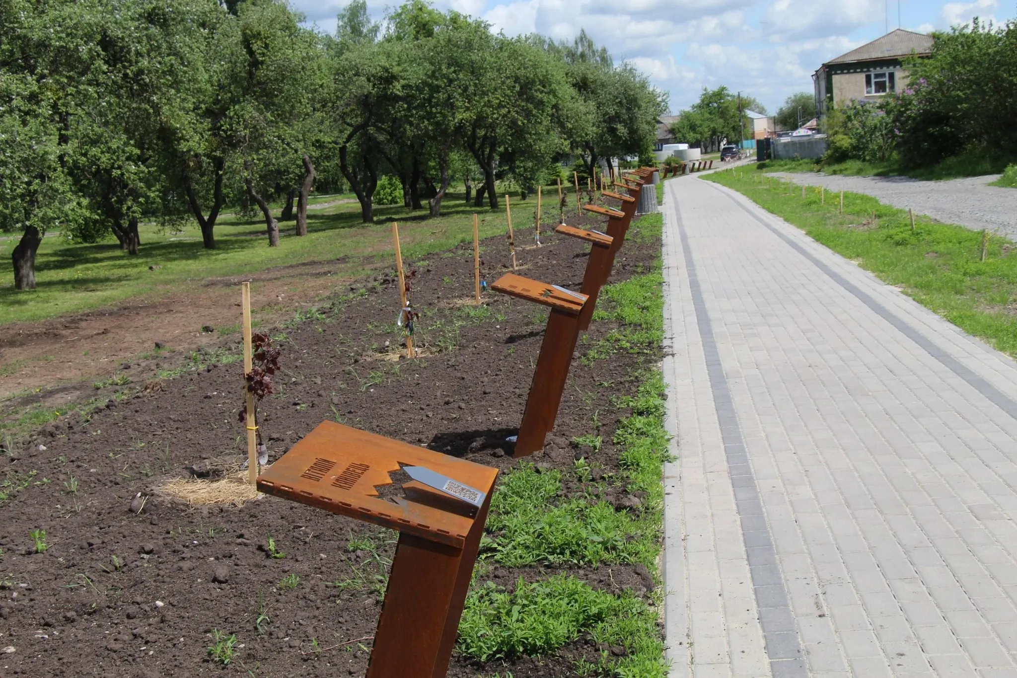Невідомі забрали ліхтарі, які підсвічували п’єдестали з іменами полеглих воїнів, з Алеї Героїв у Опішні