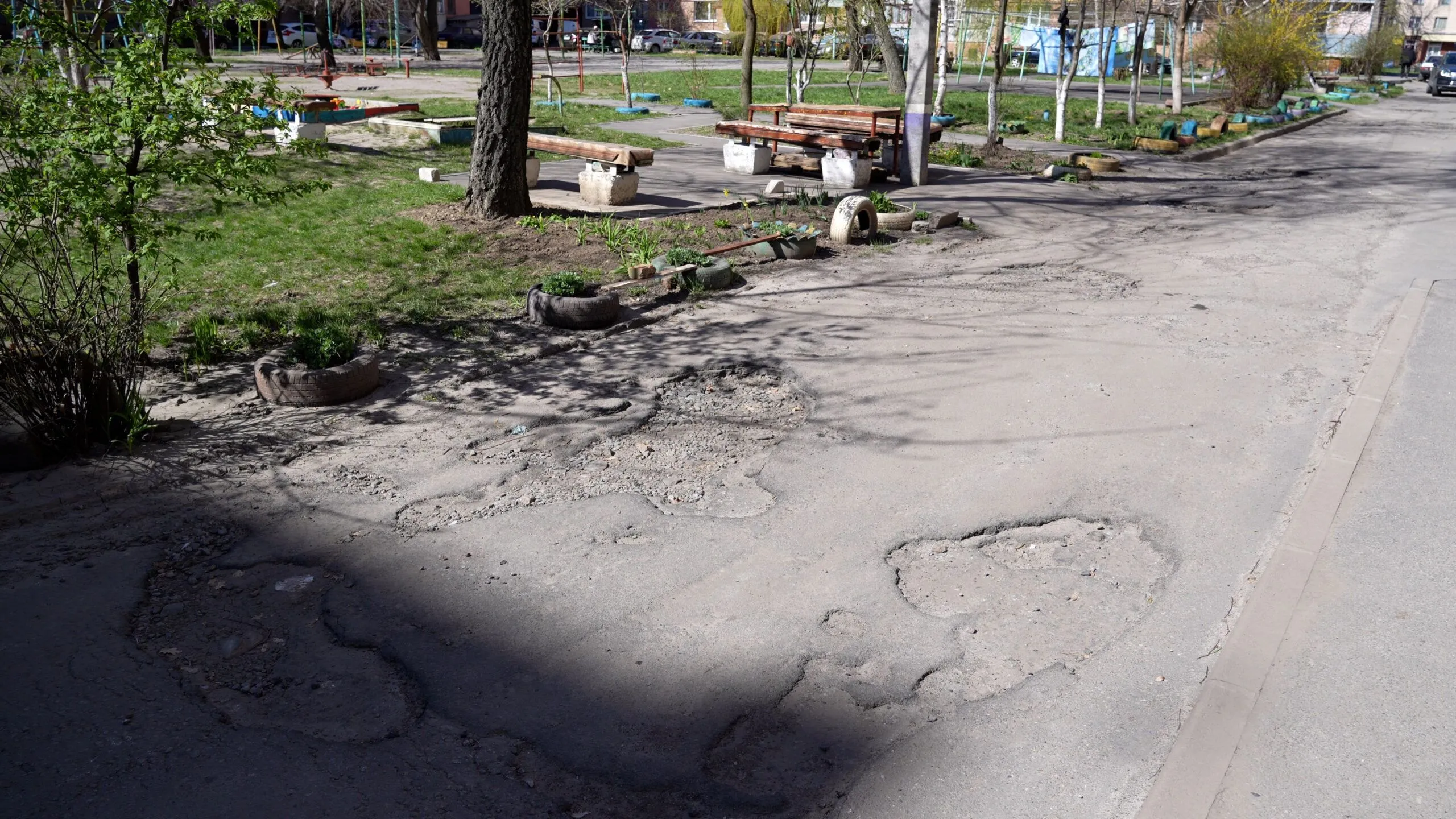 Недоремонтований двір багатоповерхівки через п’ять років нарешті включили до програми ЖКГ