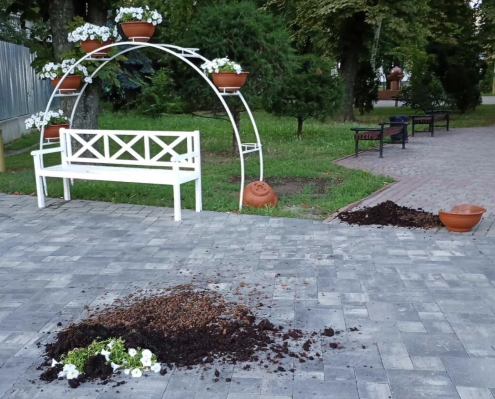 В одному зі скверів Полтави невідомі розбили квітковий горщик, який прикрашав арку