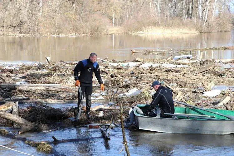 На Полтавщині розчищають русло річки після весняної повені