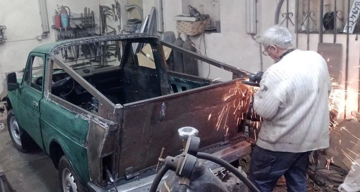 <strong>Від старого легковика до «бандеромобіля»: у Полтаві умільці ремонтують, переобладнують на пікапи та бронюють автівки для фронту</strong>