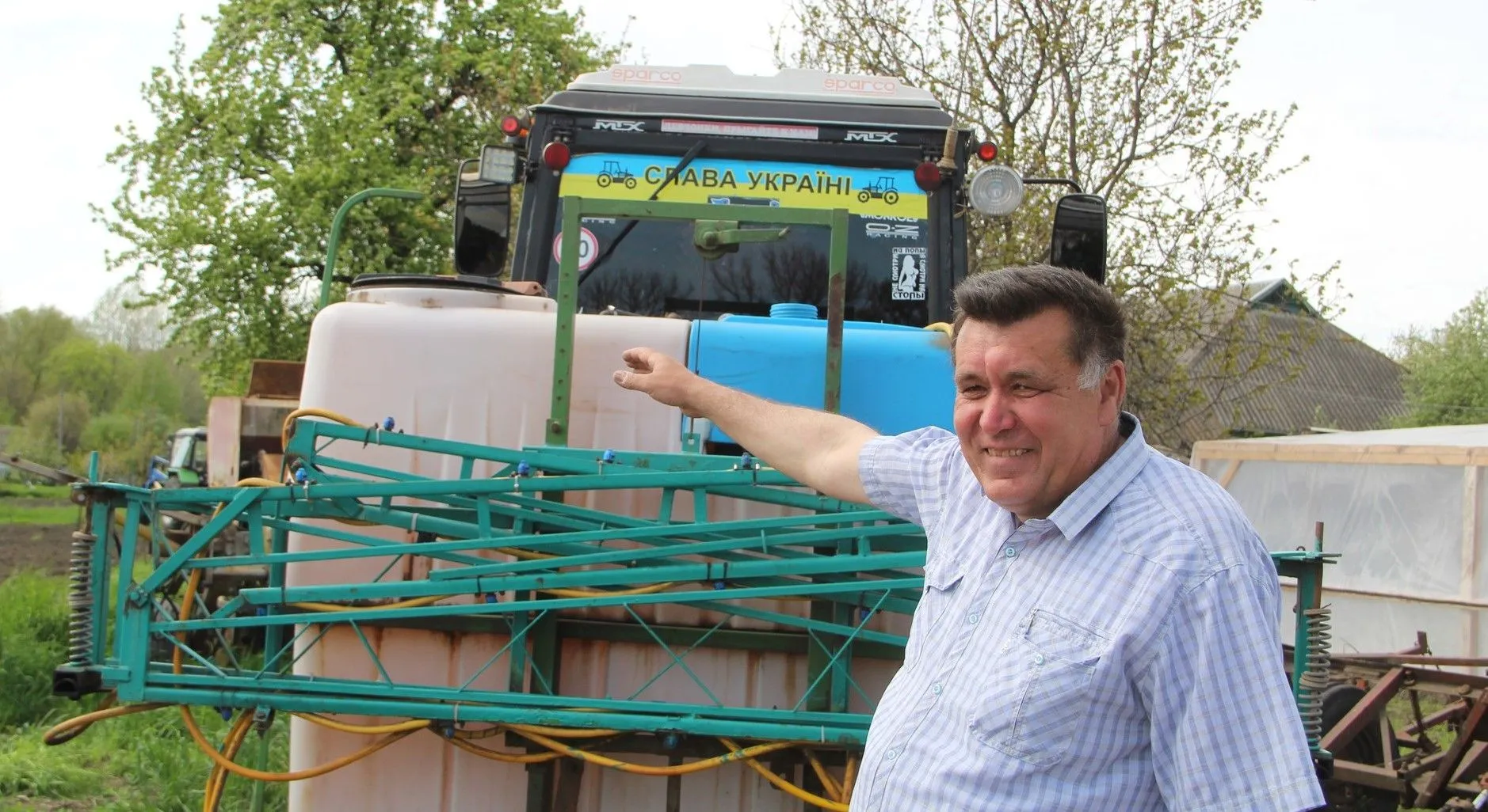 Тримає овочевий фронт: голова ФГ «Господар» Віктор Галич ділиться кавунами й овочами зі свого поля з нашими  захисниками, а снайперам до того ж підкидає патрони