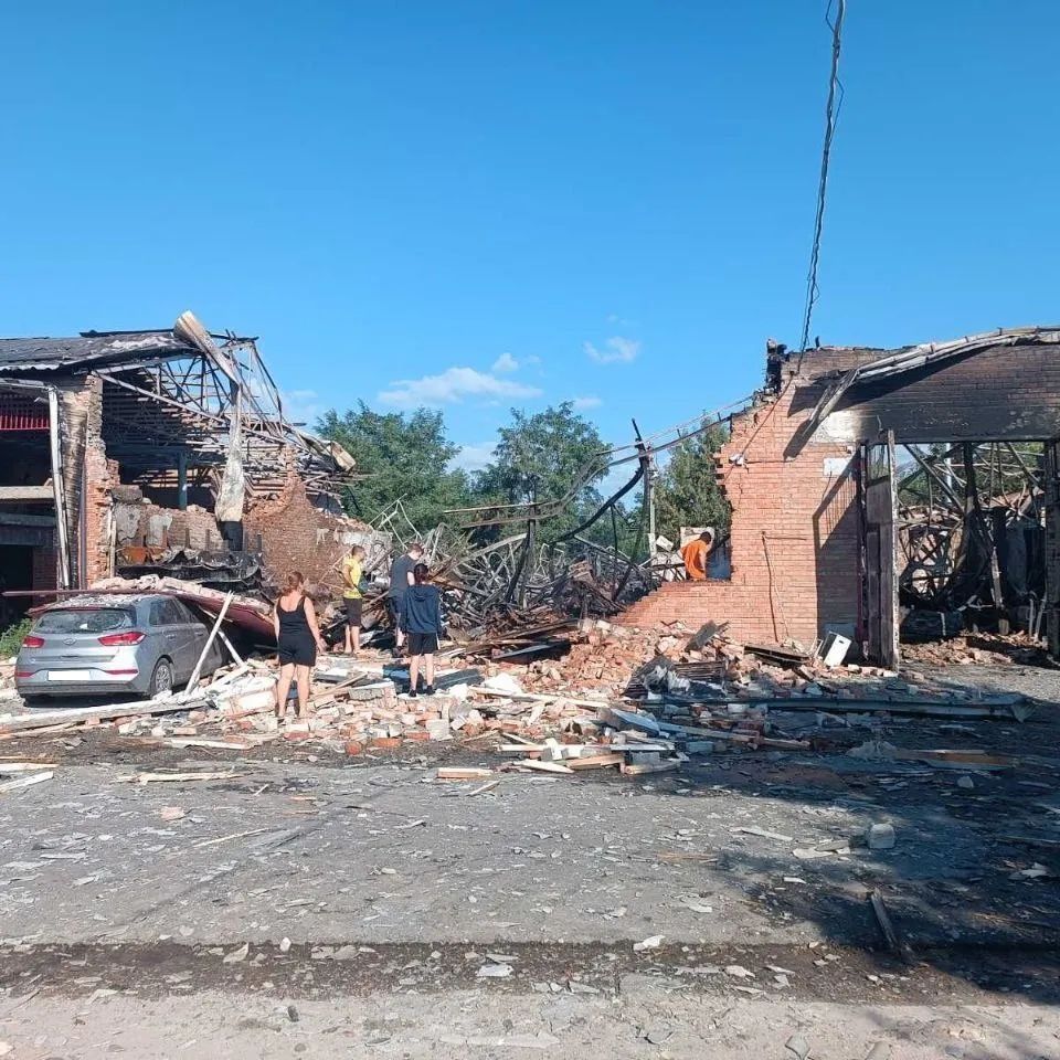 Російський безпілотник зруйнував автомагазин і СТО в Миргороді. ФОТО
