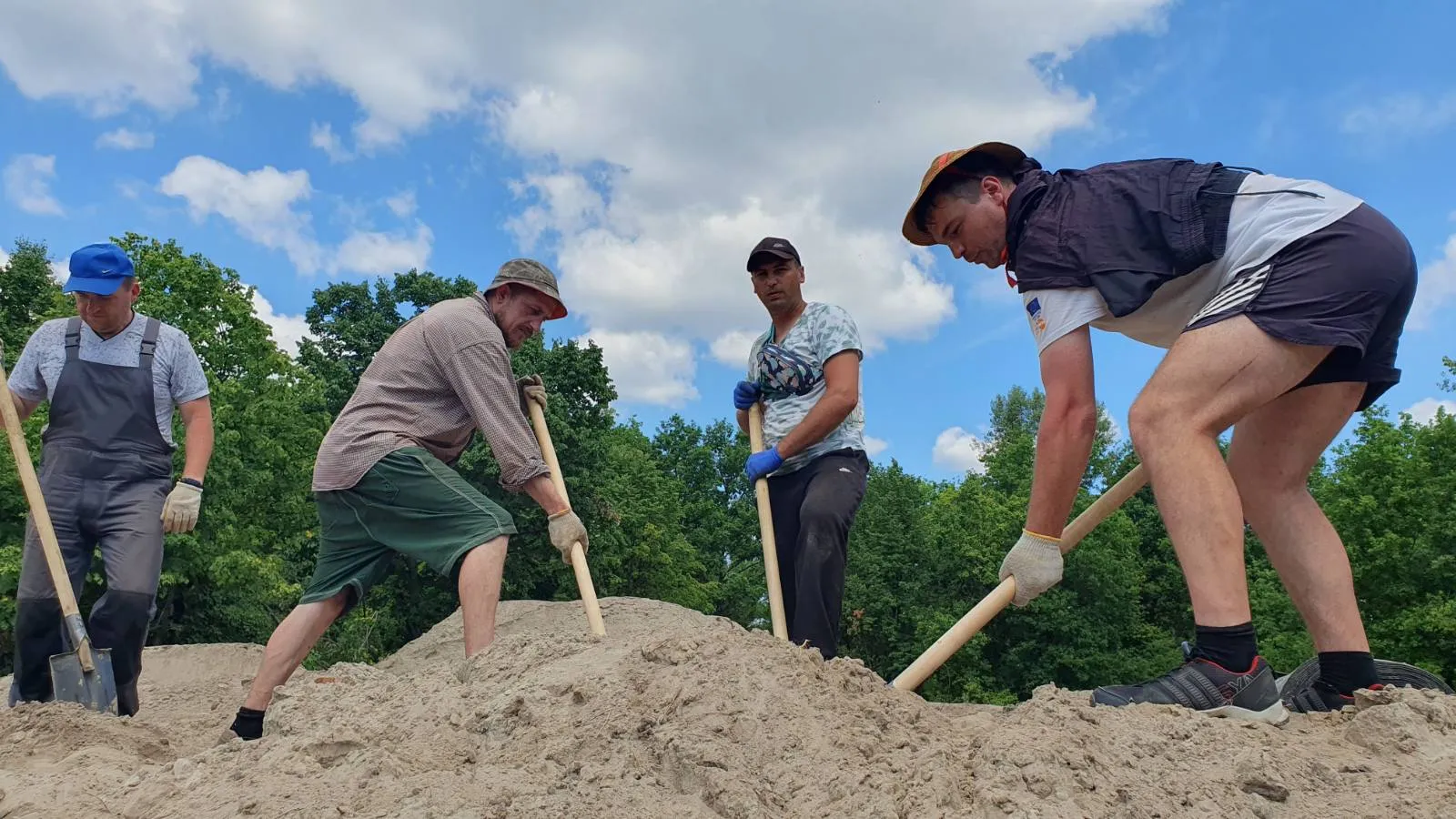 Учителі з Кременчука розповіли, як будували фортифікаційні споруди на Донеччині неподалік передової