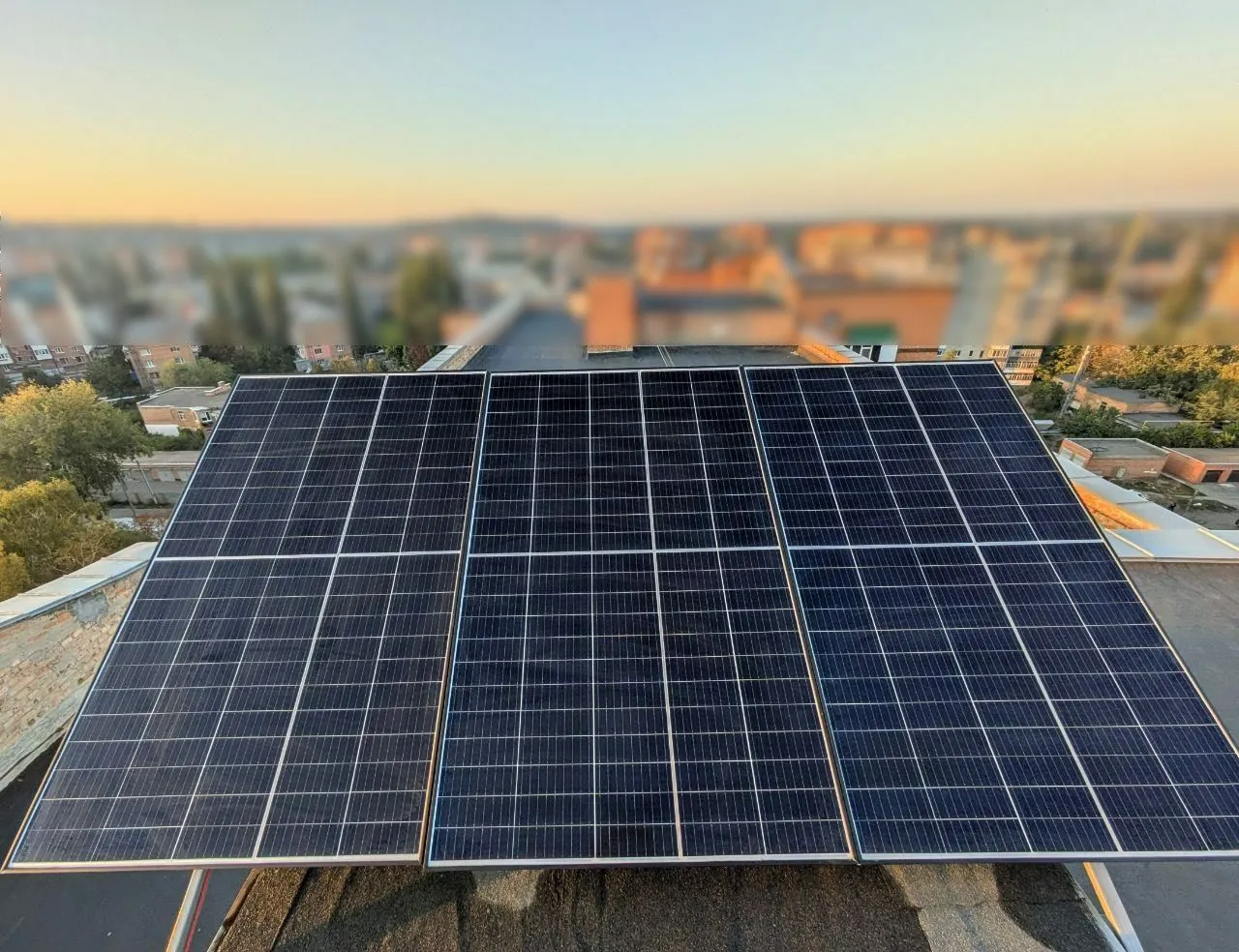 Родина полтавців на даху багатоповерхівки розмістила сонячну електростанцію, щоб вдало перезимувати