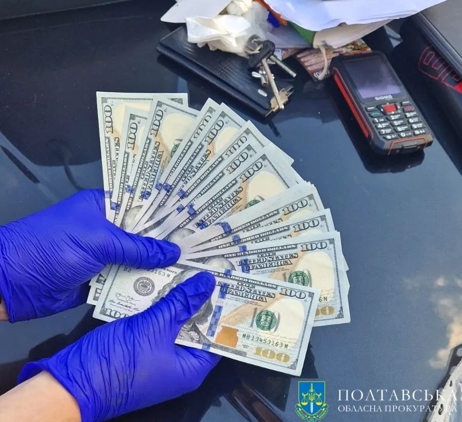 У голови полтавської МСЕК удома знайшли майже 55 тисяч доларів та понад 700 тисяч гривень: підозрюваного у хабарництві взяли під варту