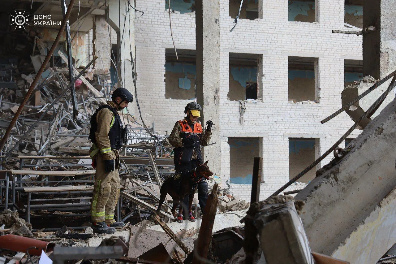 Комунальники завершили ліквідацію наслідків ракетного удару в Полтаві, ДСНС продовжують розбирати завали