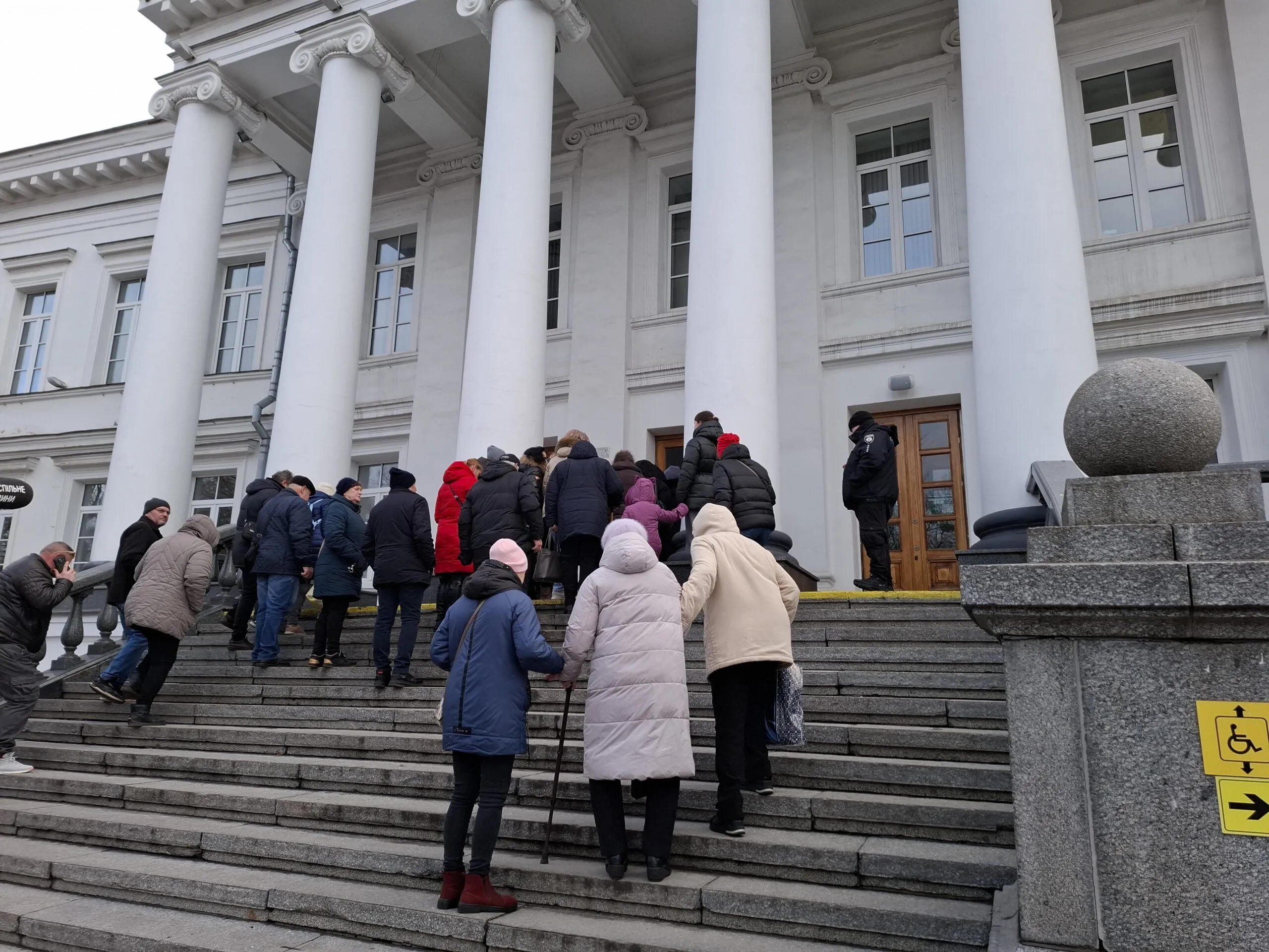 Пацієнти й працівники Полтавської ЦРЛ вдруге зібралися на акцію проти її закриття