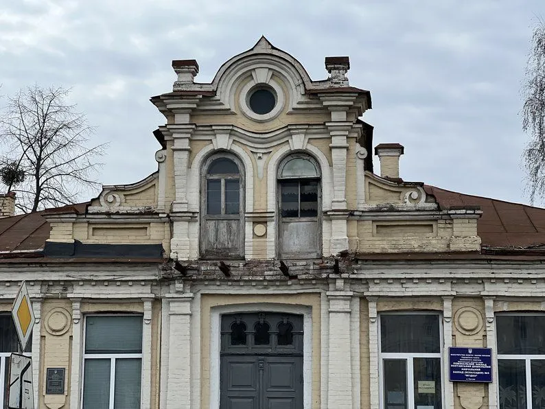 «Це та будівля, яку легше перебудувати»: у Полтаві руйнується історична будівля корпусу дитсадка