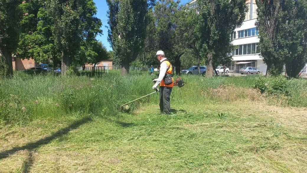 Полтавські комунальники замовили ремонт доріг, дитячих майданчиків та покіс трави: деталі 