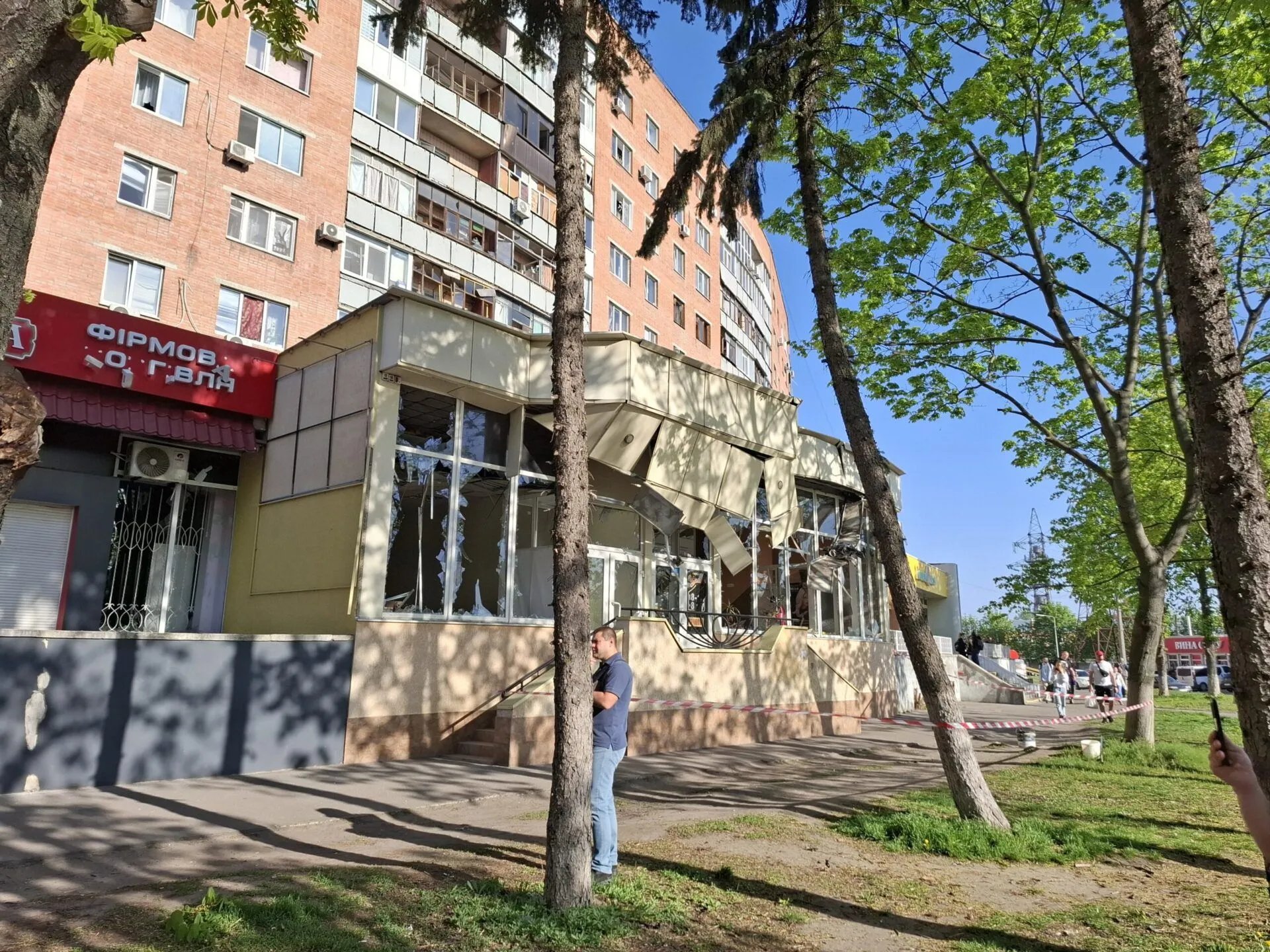 СБУ та прокурори фіксують наслідки удару дронів по Полтаві