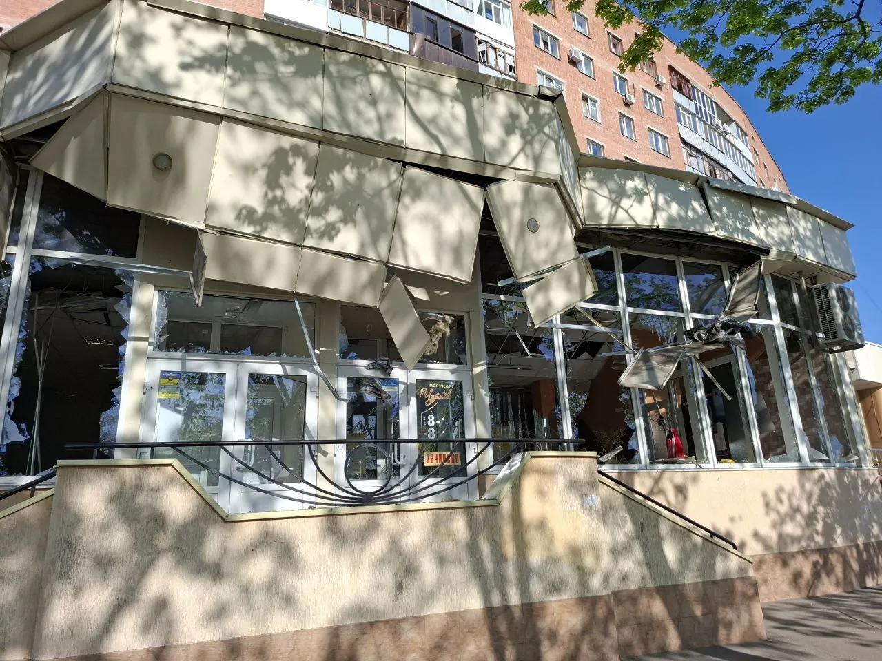 Зруйнований дах, вибиті вікна, вирви у землі – наслідки російської масованої атаки по Полтаві