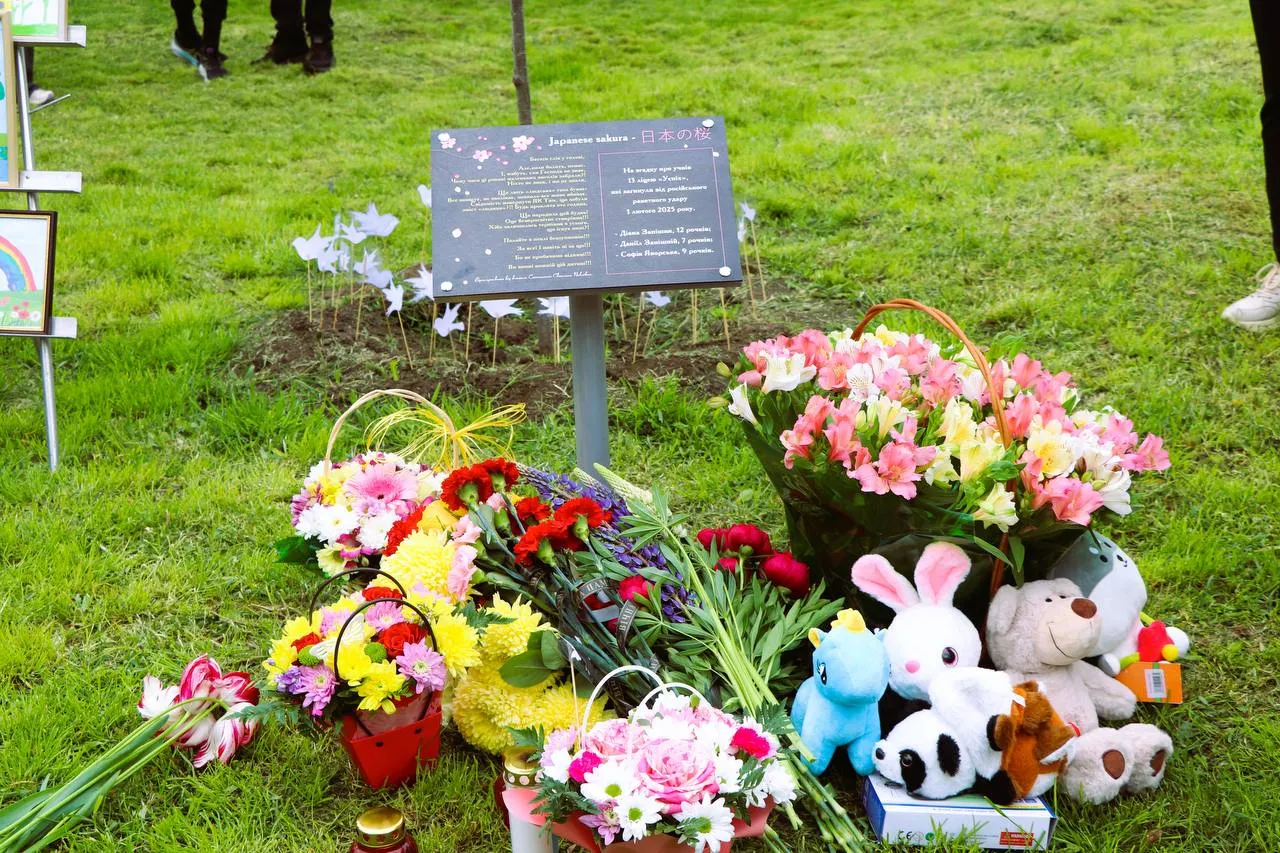 У Полтаві відкрили Алею Пам’яті дітям, які загинули від ракетного удару 1 лютого