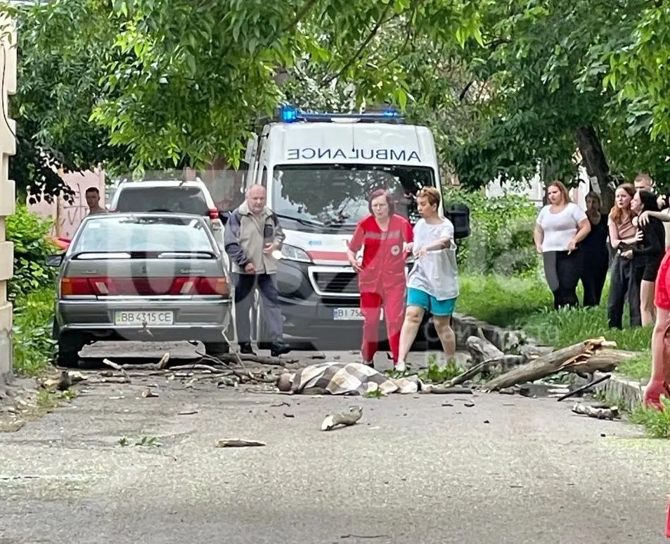 Хлопчику, на якого в Полтаві впало дерево, спрямували 150 000 гривень допомоги