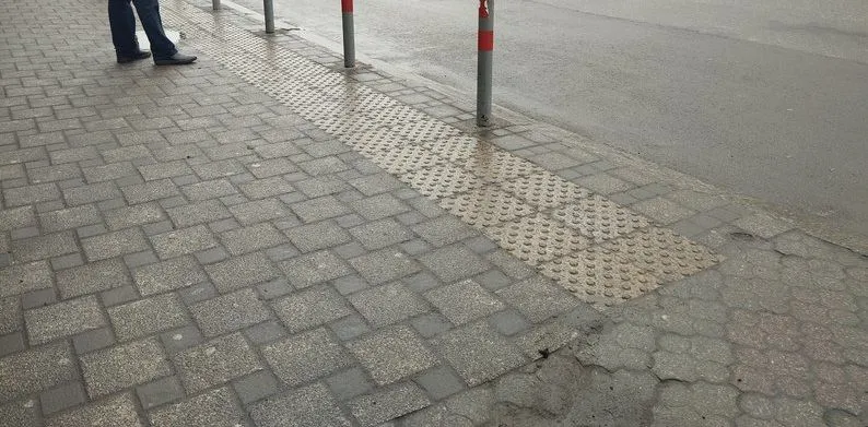 Безбар’єрність, ремонт дитячих майданчиків та відновлення після російських атак – у Полтаві внесли зміни до програми ЖКГ