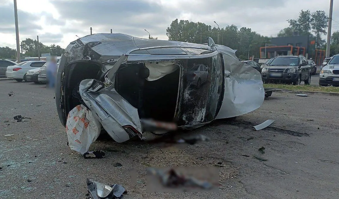 У Полтаві авто виїхало на стоянку і пошкодило сім автівок: є постраждалі