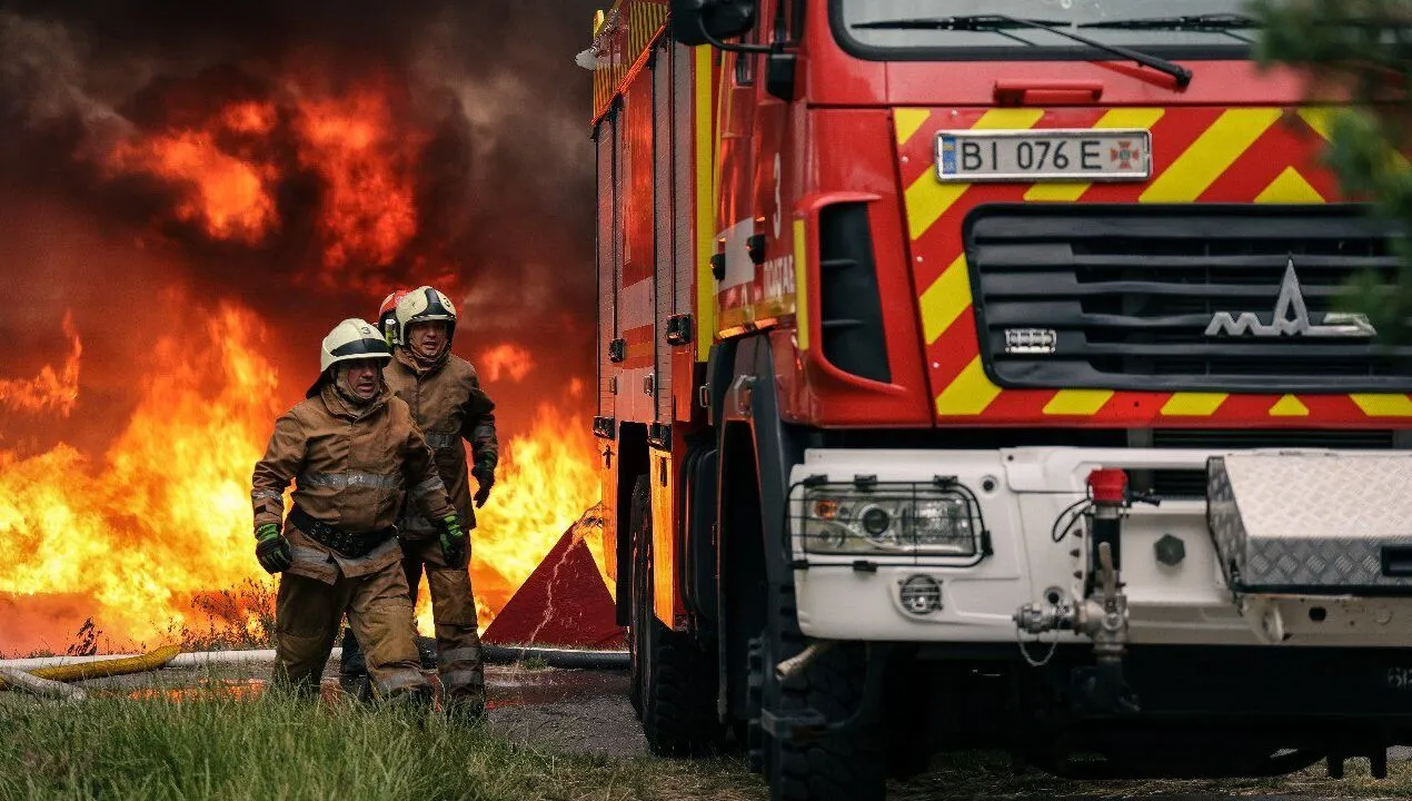Пожежі, вибиті вікна, пошкоджені житлові квартали: показали наслідки нічного обстрілу Кременчука