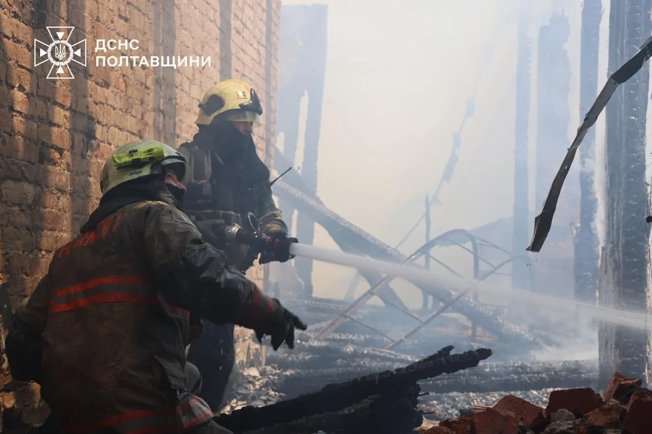 Вогнеборці ліквідували пожежу, яка виникла внаслідок удару по Кременчуку