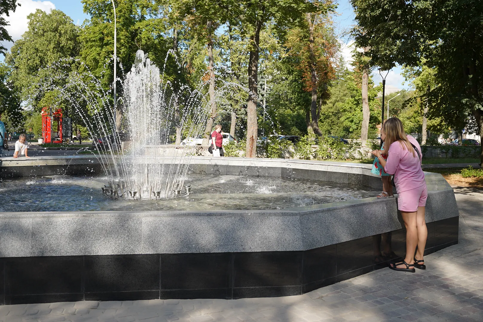 У Полтаві невідомі залили в чашу фонтана хімічну рідину