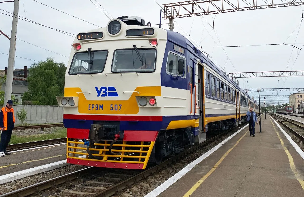 Через російський обстріл обмежили рух двох приміських поїздів, що курсують до Полтави