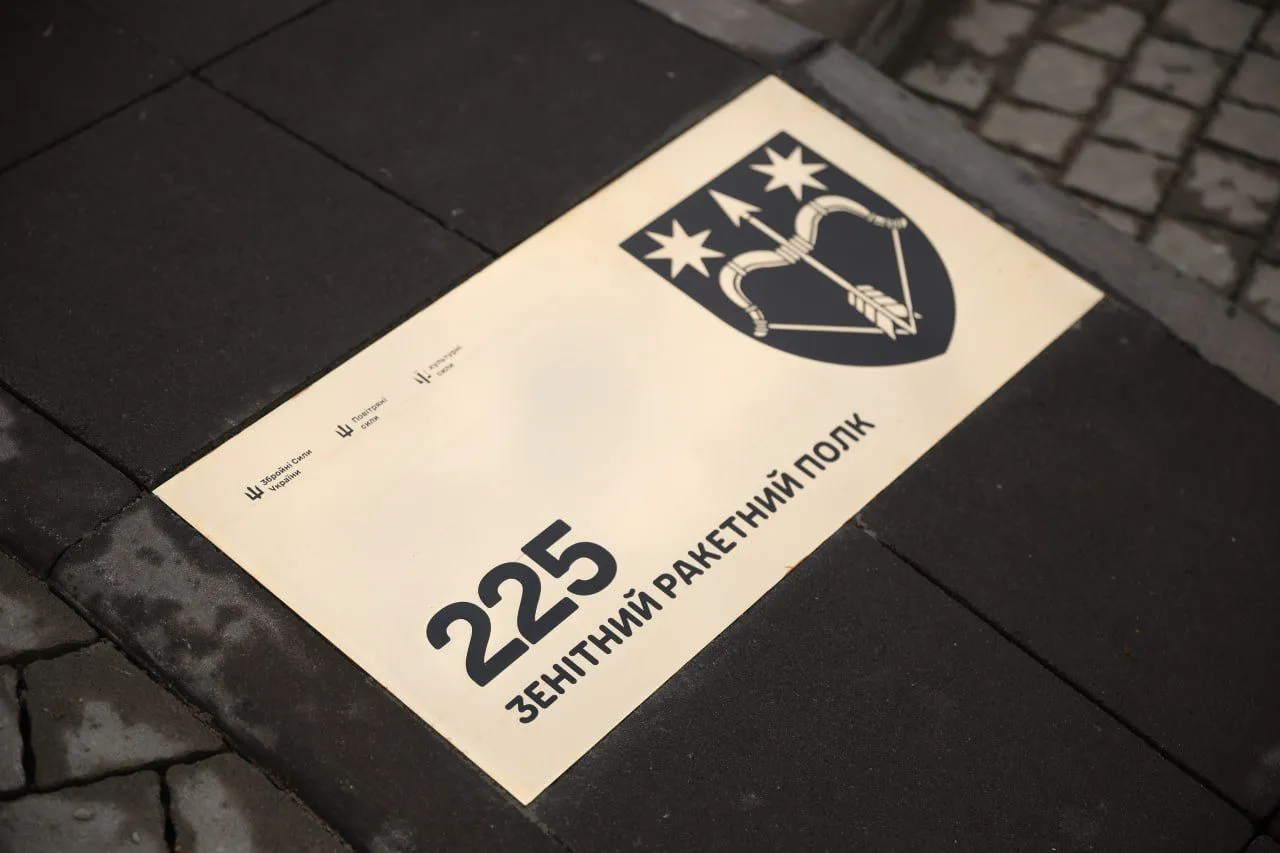 На території Скверу пам’яті Героїв України в Полтаві планують встановлювати знаки з шевронами військових частин