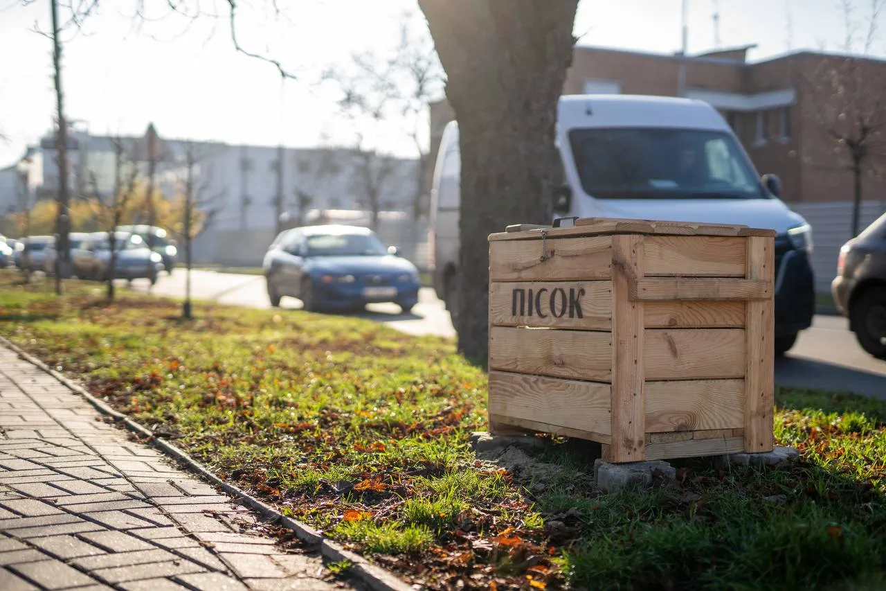 У Полтаві встановлюють контейнери з піщано-соляною сумішшю