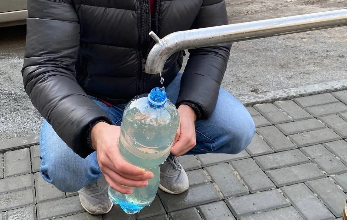 У Полтаві працюють водозабірні колонки, де можна набрати води