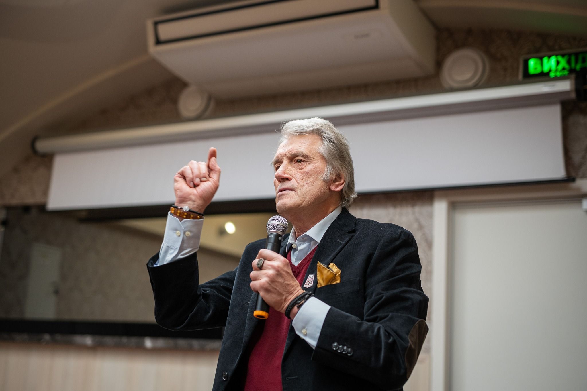 «Усім національним треба дорожить»: про що говорив третій президент України Віктор Ющенко з полтавцями 