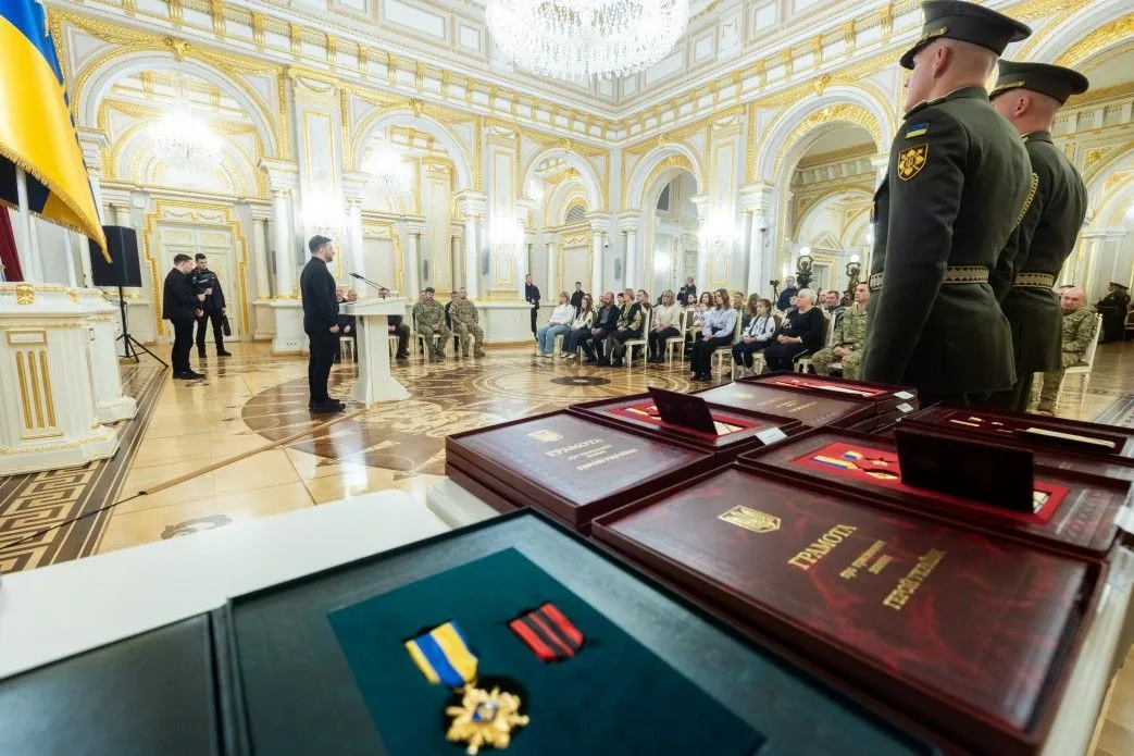 Президент вручив «Золоті зірки» Героїв України рідним полтавських воїнів