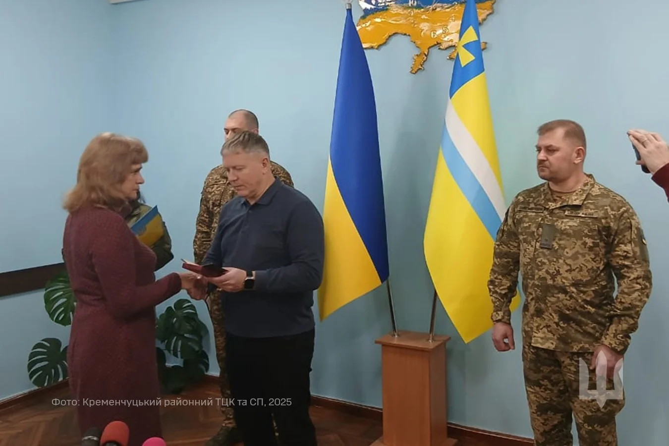 Родинам полеглих захисників з Полтавщини передали їхні нагороди