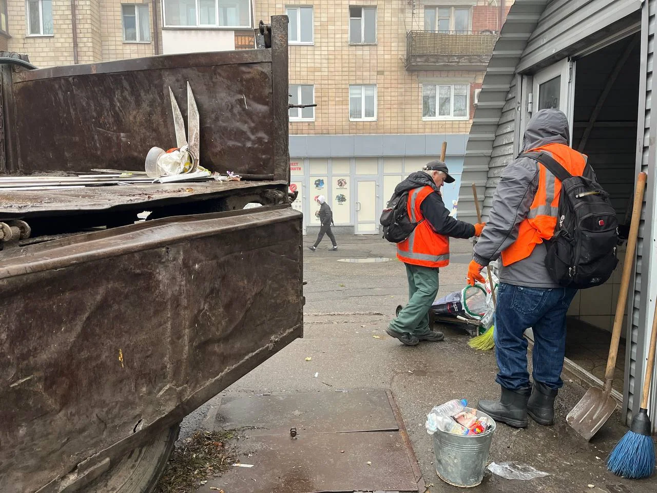 У Полтаві почали вивозити сміття з двох підземних переходів