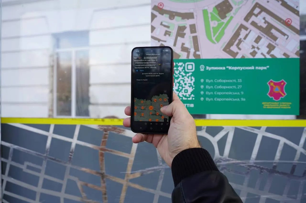 У Полтаві на зупинках встановлюють покажчики до укриттів