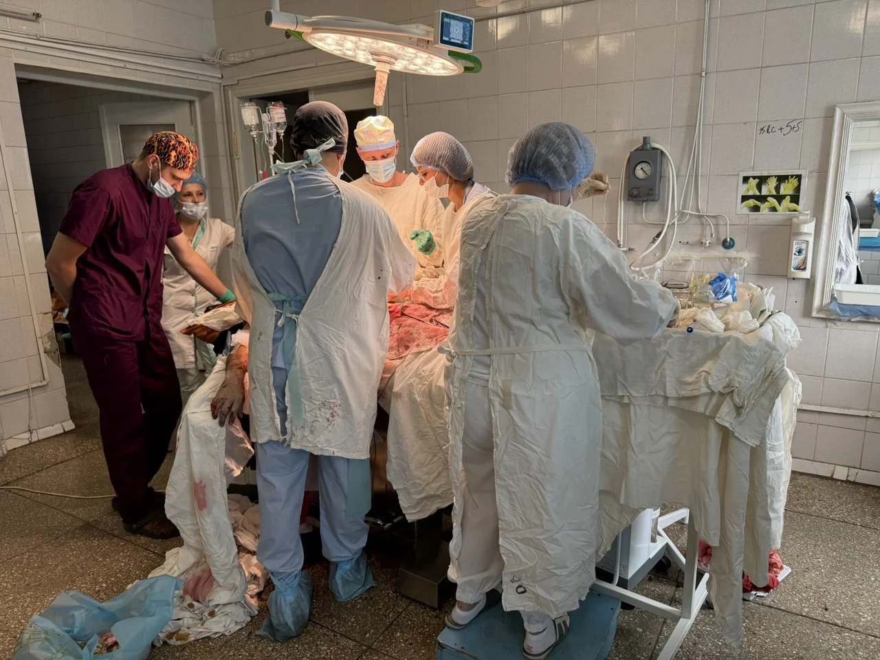 «Було багато невідомих із номерками на лобі, яких шукають родичі», – як у Полтаві лікували поранених в Інституті зв’язку