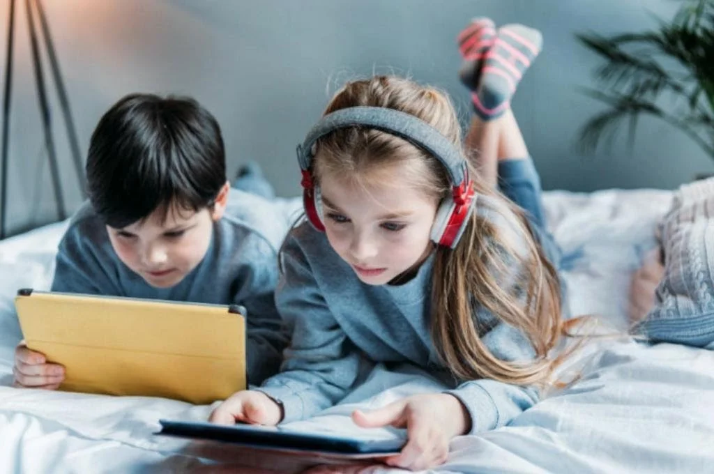 Російське вербування, інтимний шантаж і самопошкодження: які ризики приховують соцмережі та як захистити свою дитину