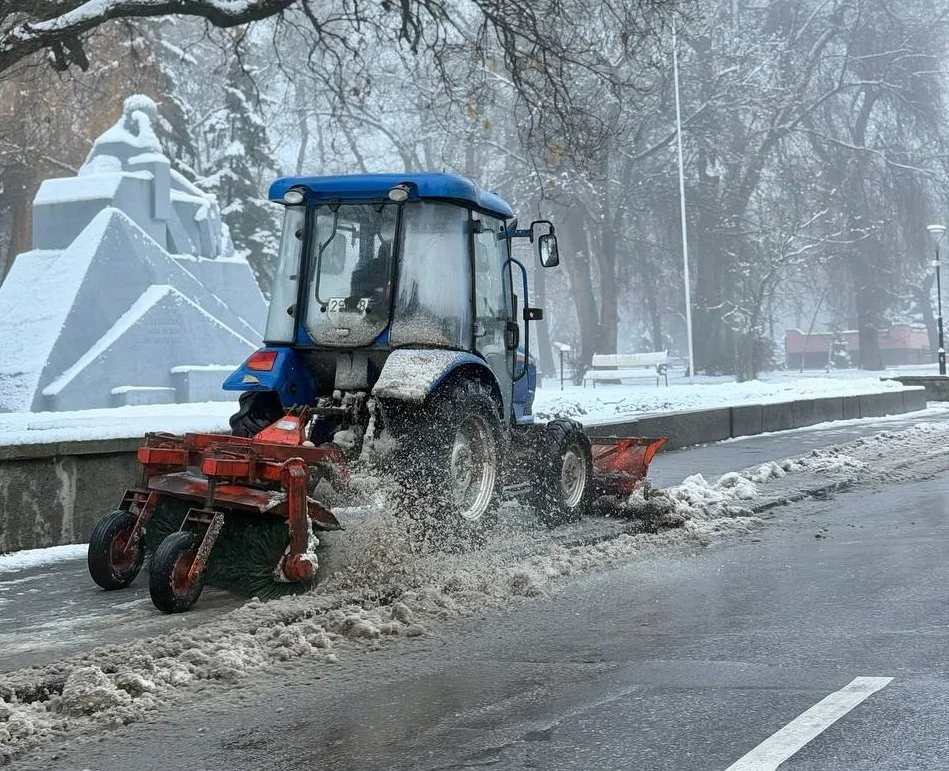 На дорогах Полтави працюють 14 одиниць техніки: які обробляють першочергово