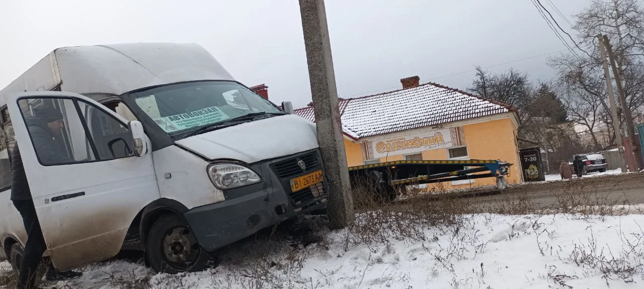 У Полтаві маршрутка потрапила в аварію, одного пасажира доставили в лікарню