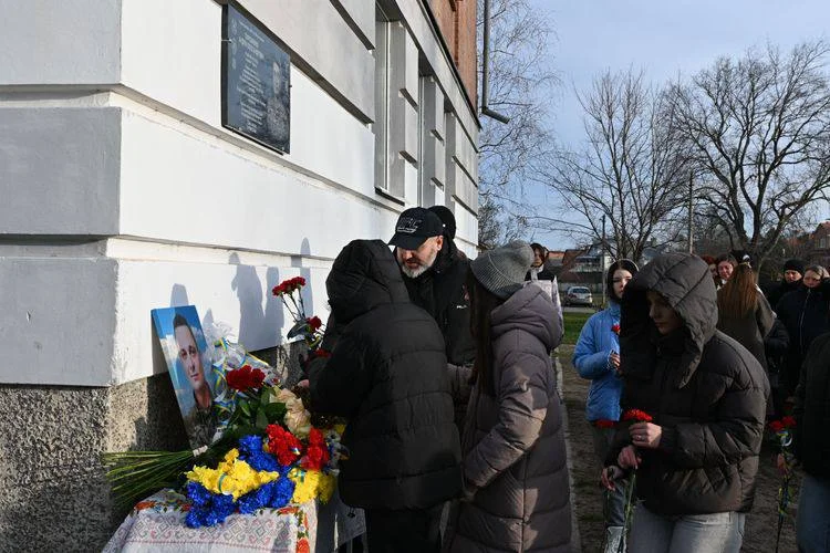 У Полтаві відкрили меморіальну дошку загиблому захиснику Андрію Пархоменку