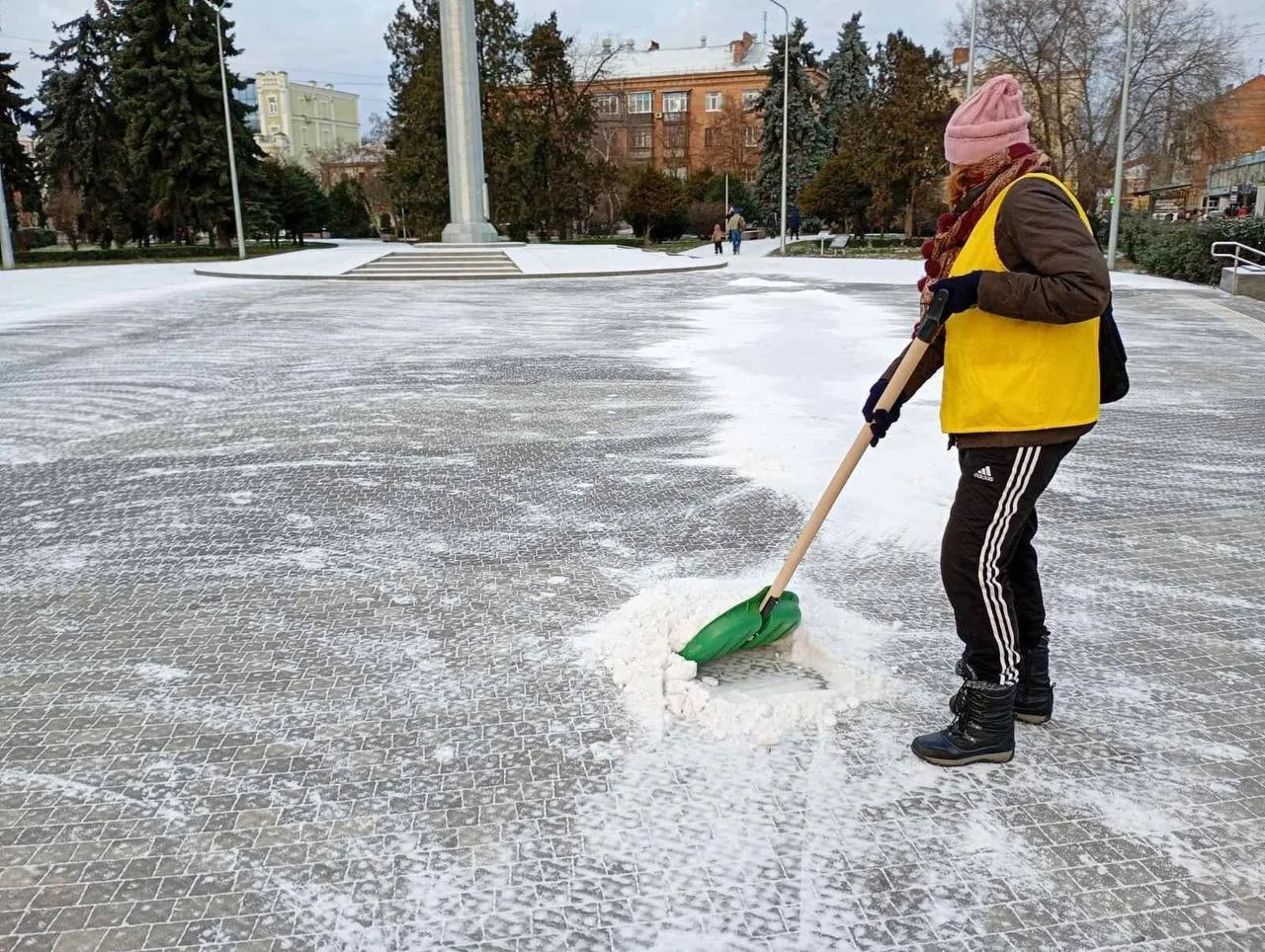 У Полтаві в ніч на 24 грудня комунальні служби ліквідовували наслідки ожеледиці