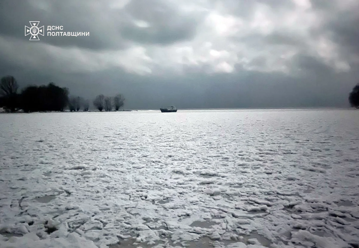 На Полтавщині човен з трьома людьми застряг у кризі на Дніпрі
