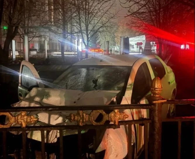 На Алеї Героїв у Полтаві встановили дві стели, які раніше пошкодив таксист