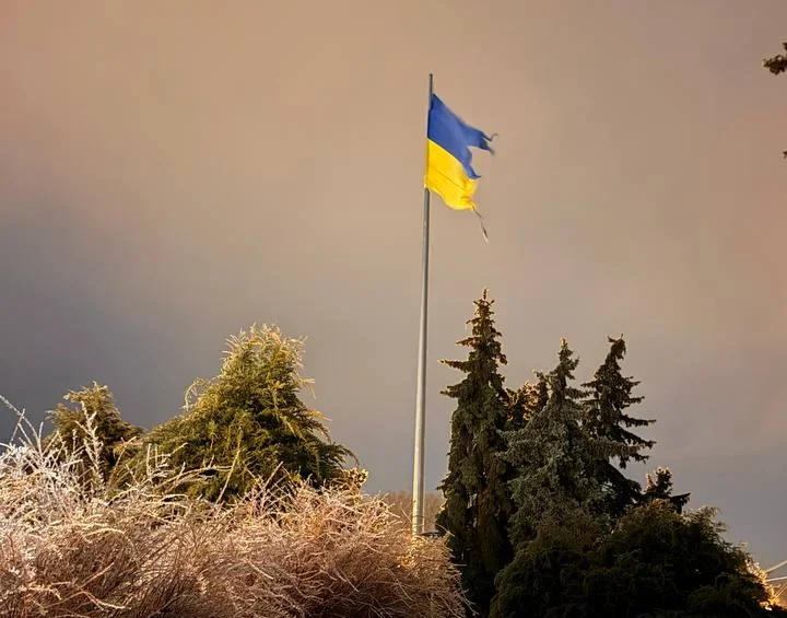 Крижаний дощ і шквальний вітер пошкодили полотно найвищого прапора Полтавщини