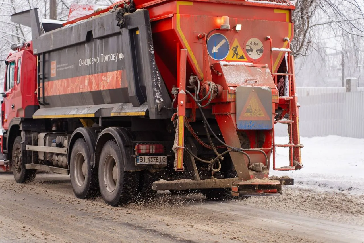 У Полтаві комунальні служби працювали у посиленому режимі через ожеледицю