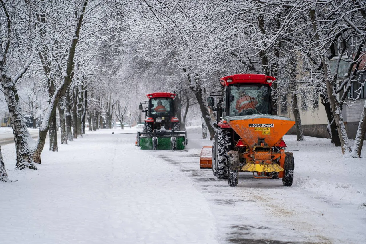 «У нас цієї зими не було жодної ночі, щоб люди не працювали»: комунальники розповіли, як прибирають вулиці Полтави під час негоди