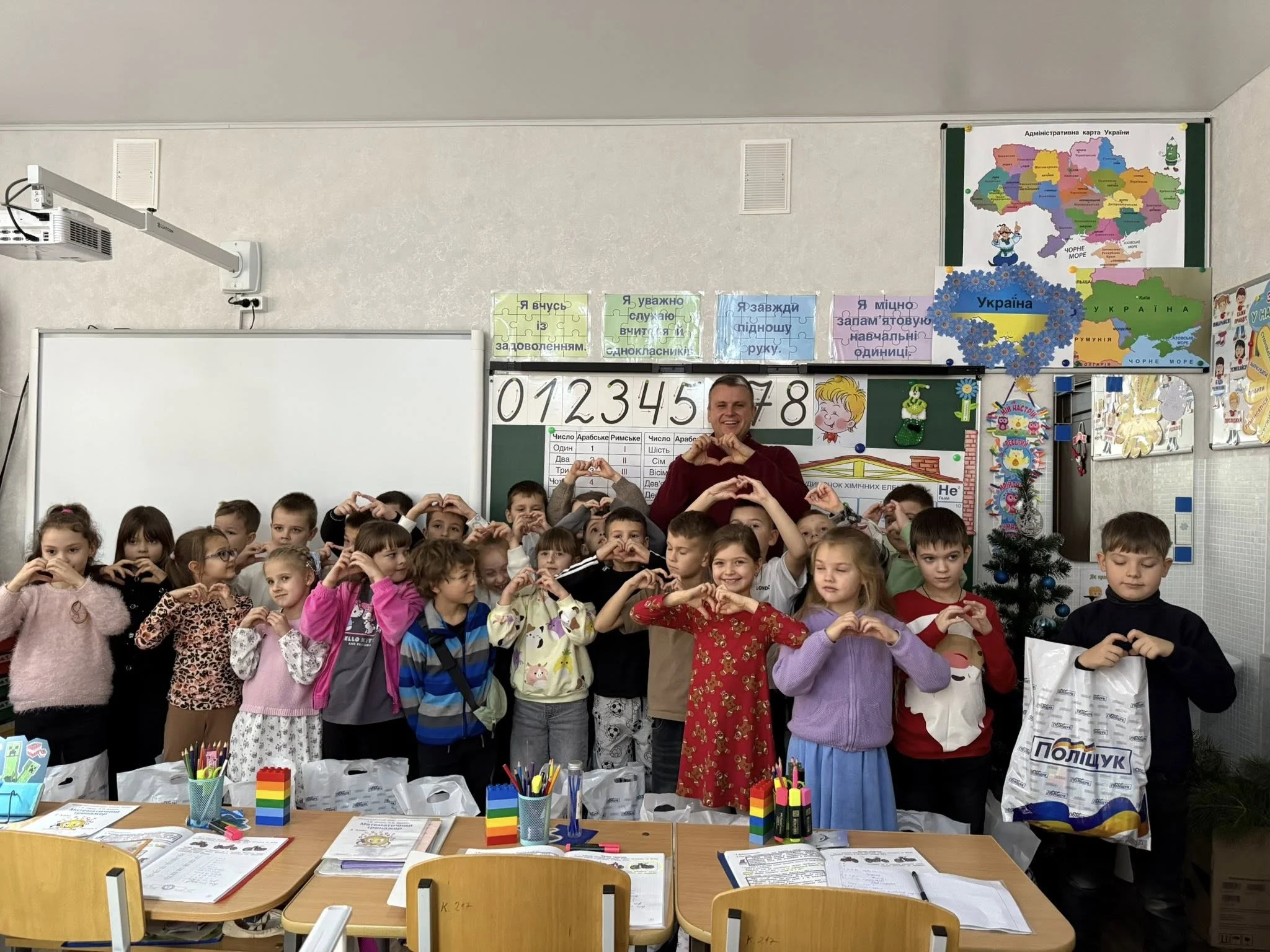 Відкрили кримінальне провадження щодо роздачі полтавським депутатом подарунків у школах