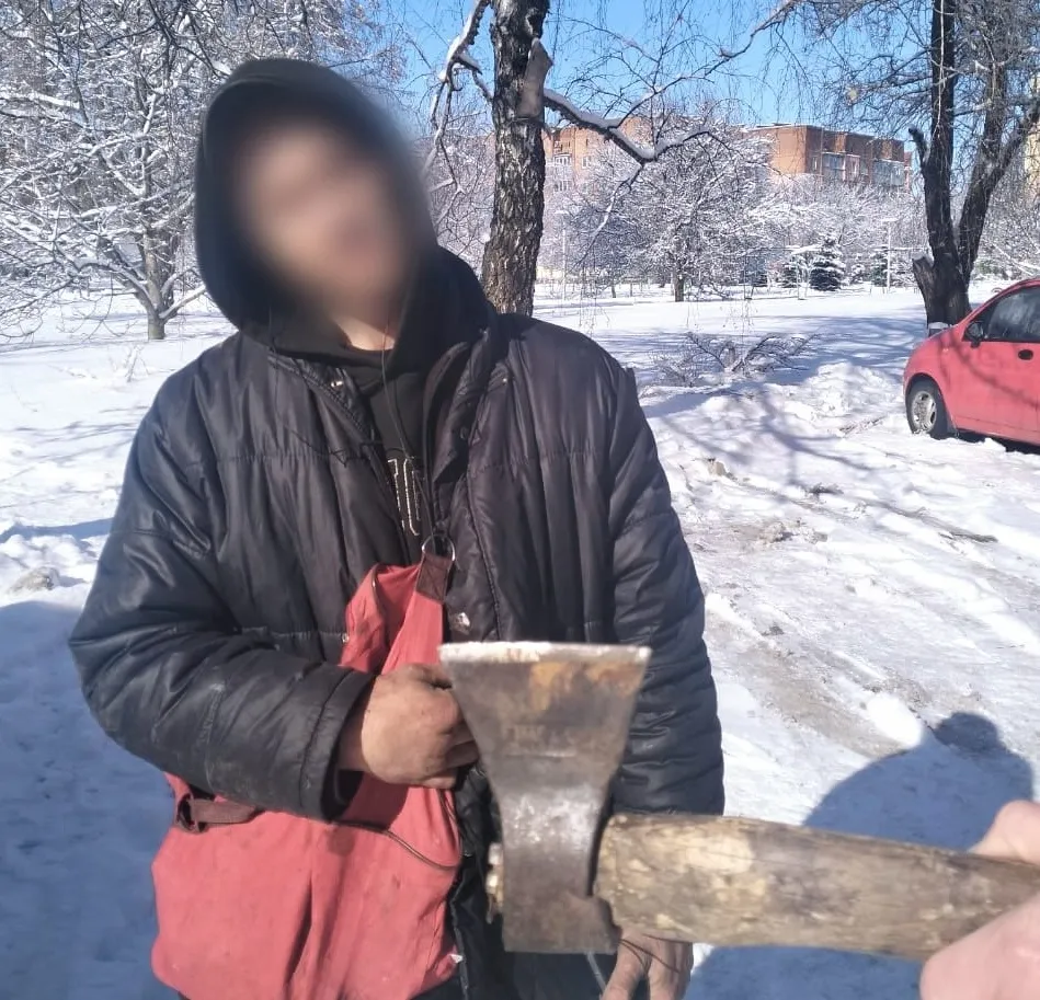 У Полтаві встановили особу чоловіка, який ходив вулицями з сокирою