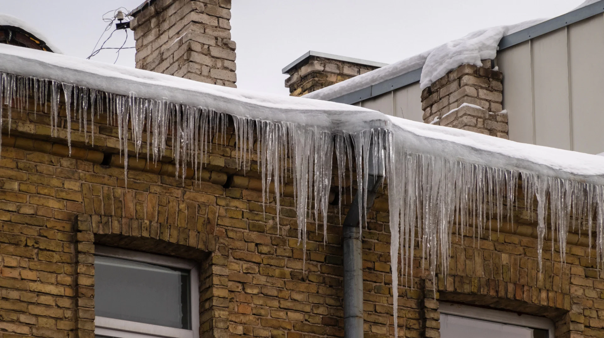 У Полтаві планують витратити майже 700 000 гривень на очищення дахів від бурульок