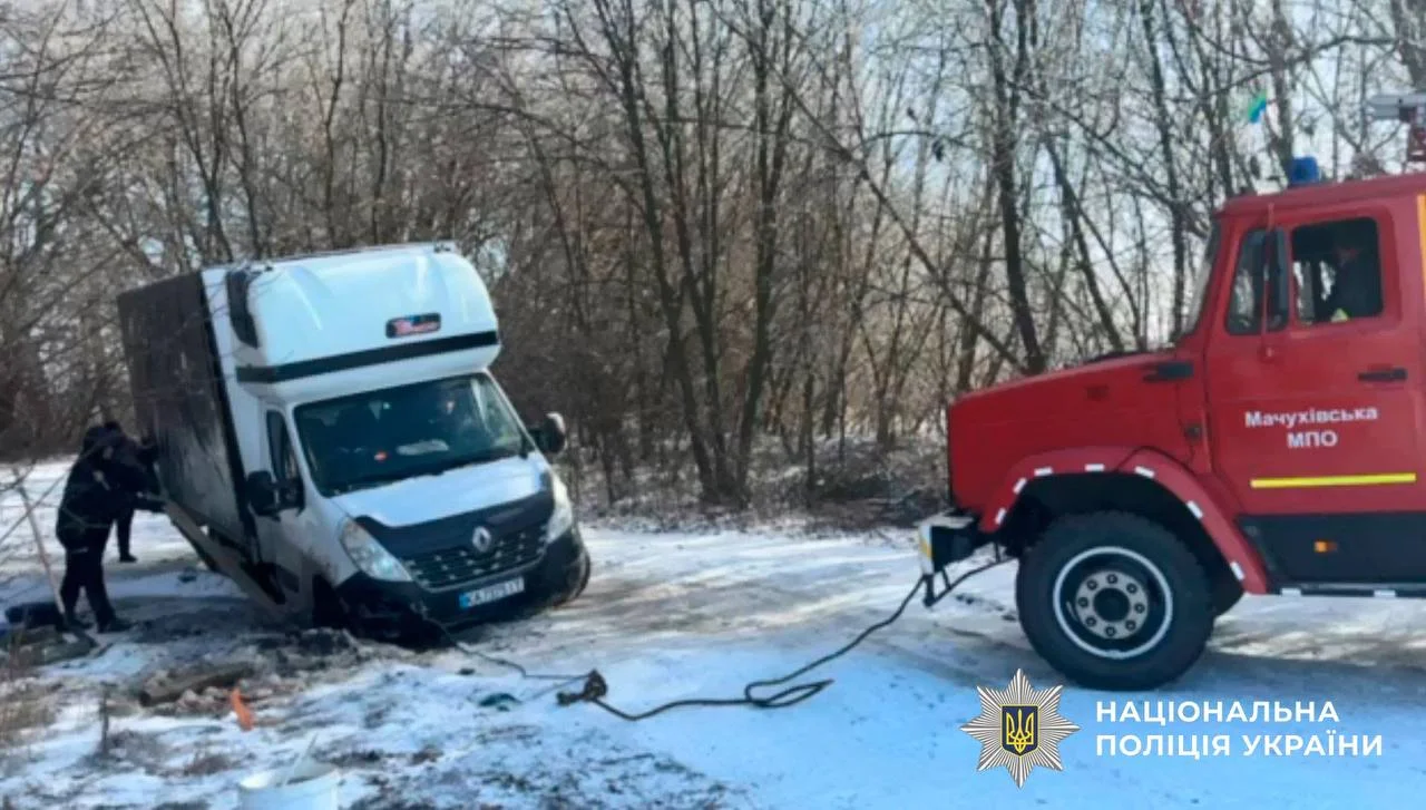 На Полтавщині визволили вантажівку, що застрягла на трасі