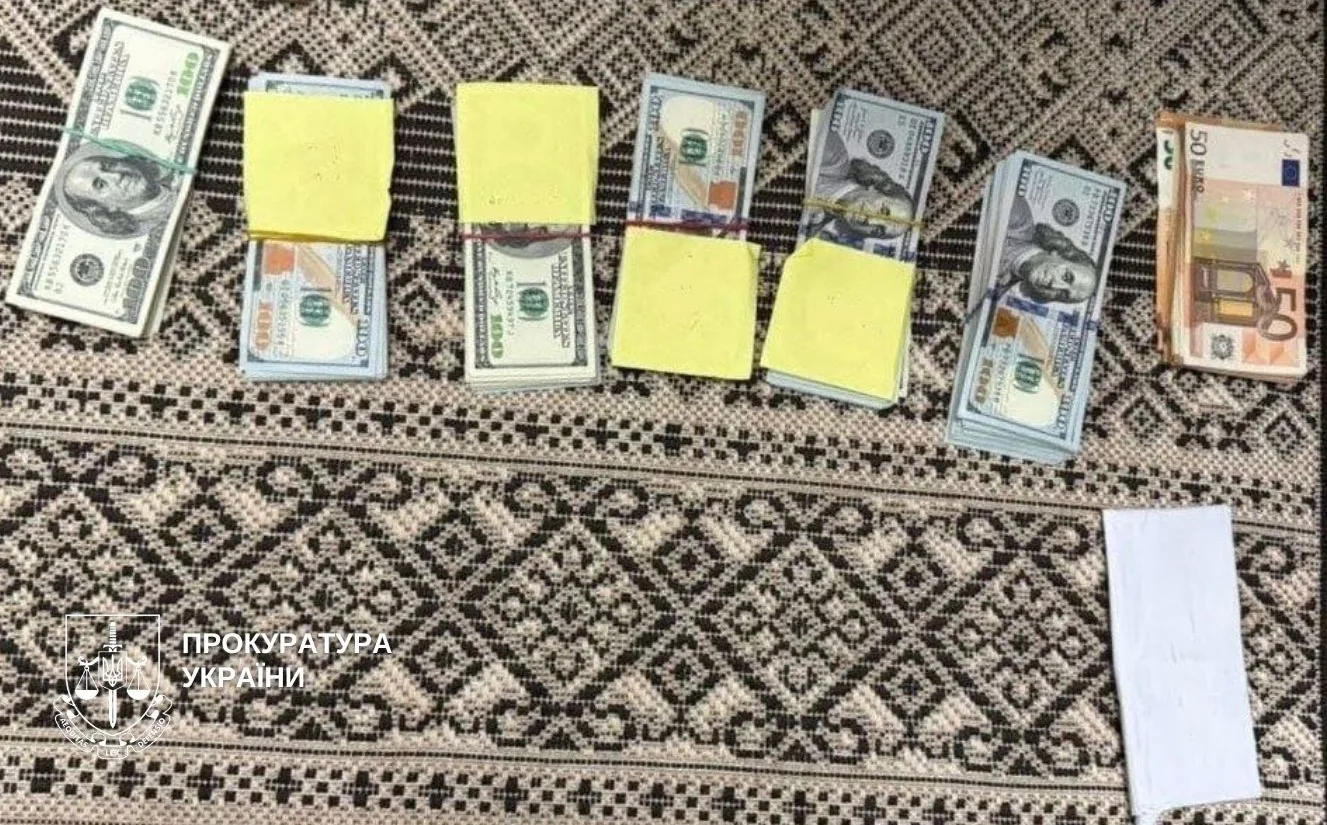 Полтавець пропонував військовозобов’язаному допомогти виїхати за кордон за понад 8 тисяч доларів США