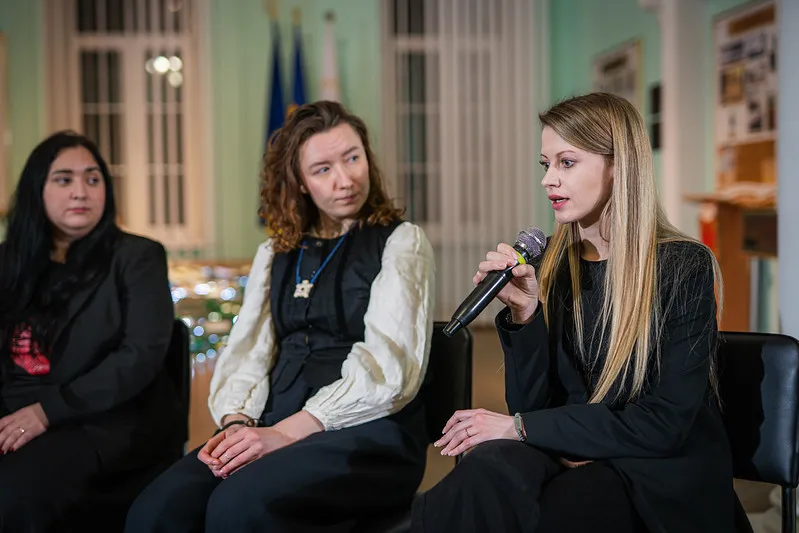 «Знайти гнучку форму, яка вмістить у собі цю величезну втрату», – в Полтаві відбулася публічна дискусія про меморіалізацію